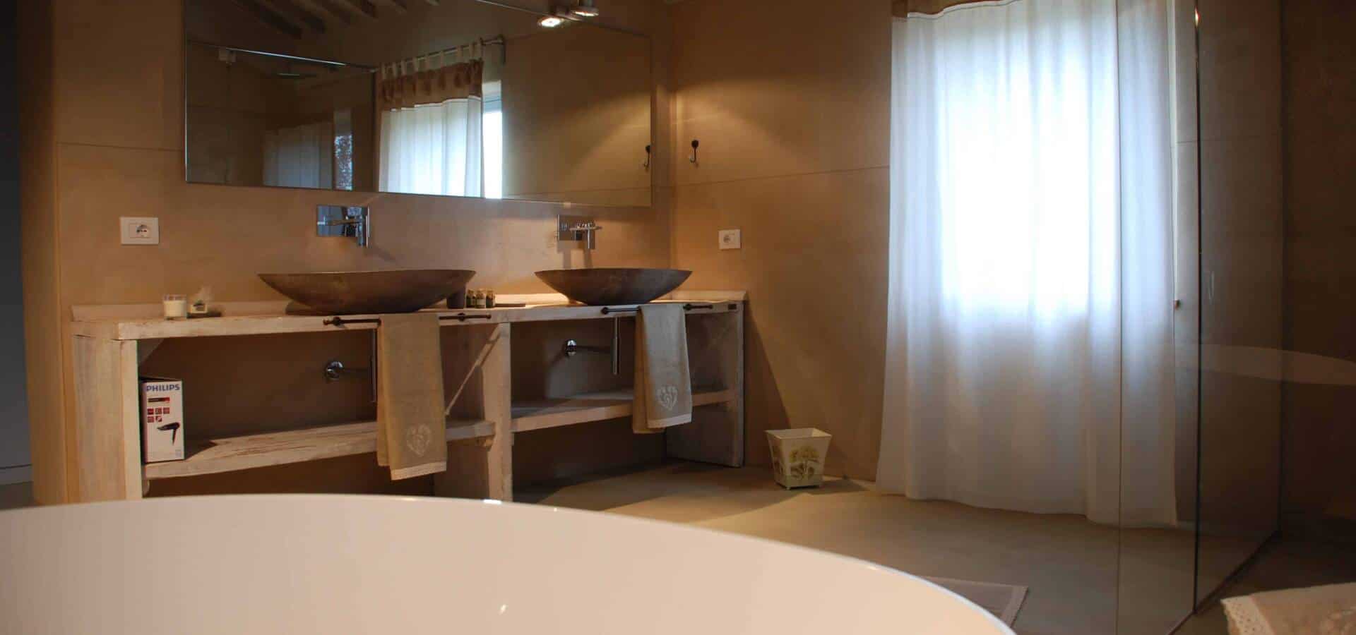 Suite cottage bathroom