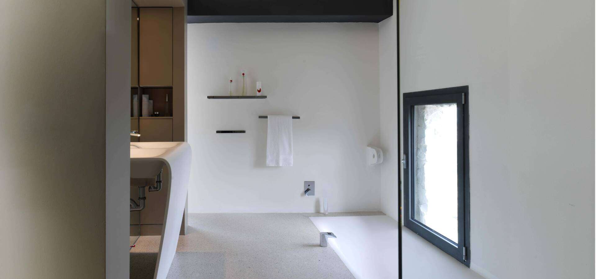 MAIN HOUSE bathrooms(2)