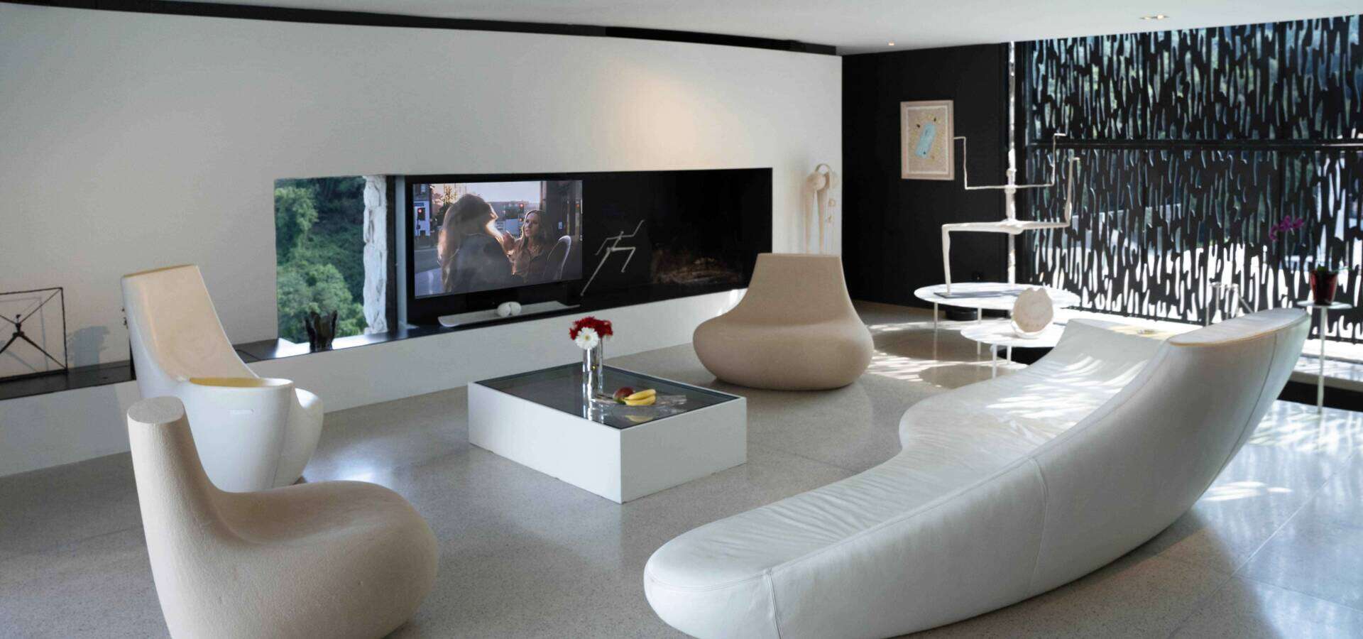 MAIN HOUSE living room(2)