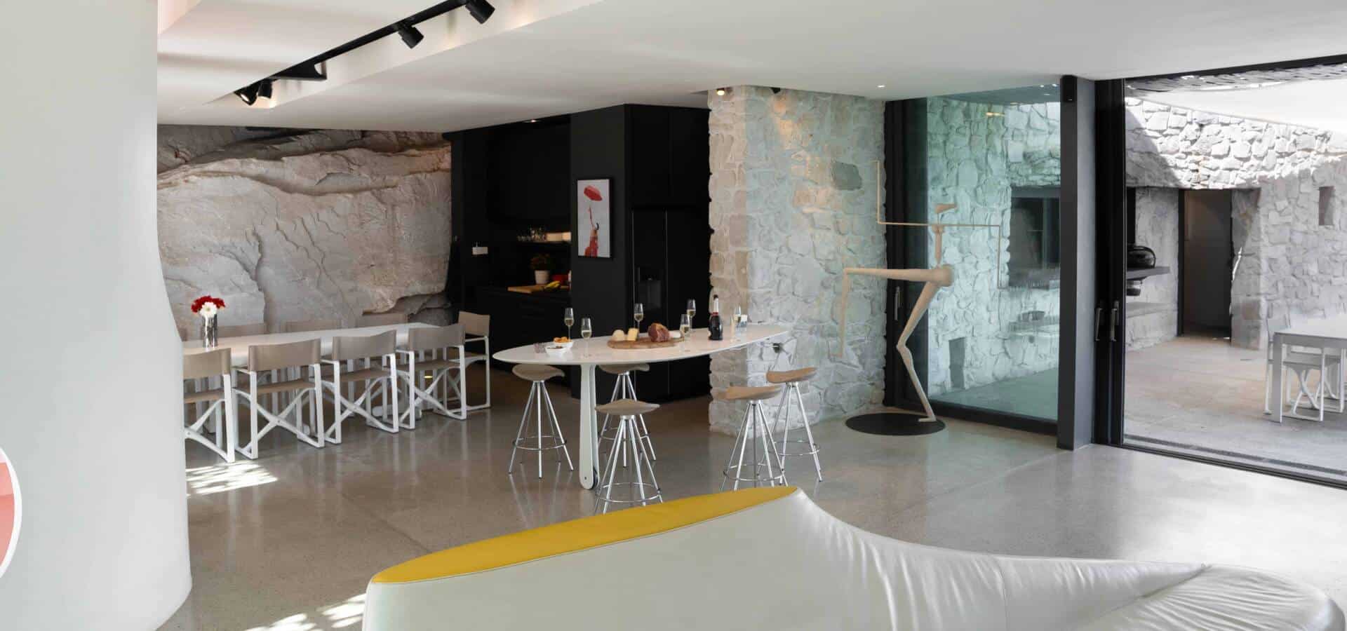 MAIN HOUSE living room(6)