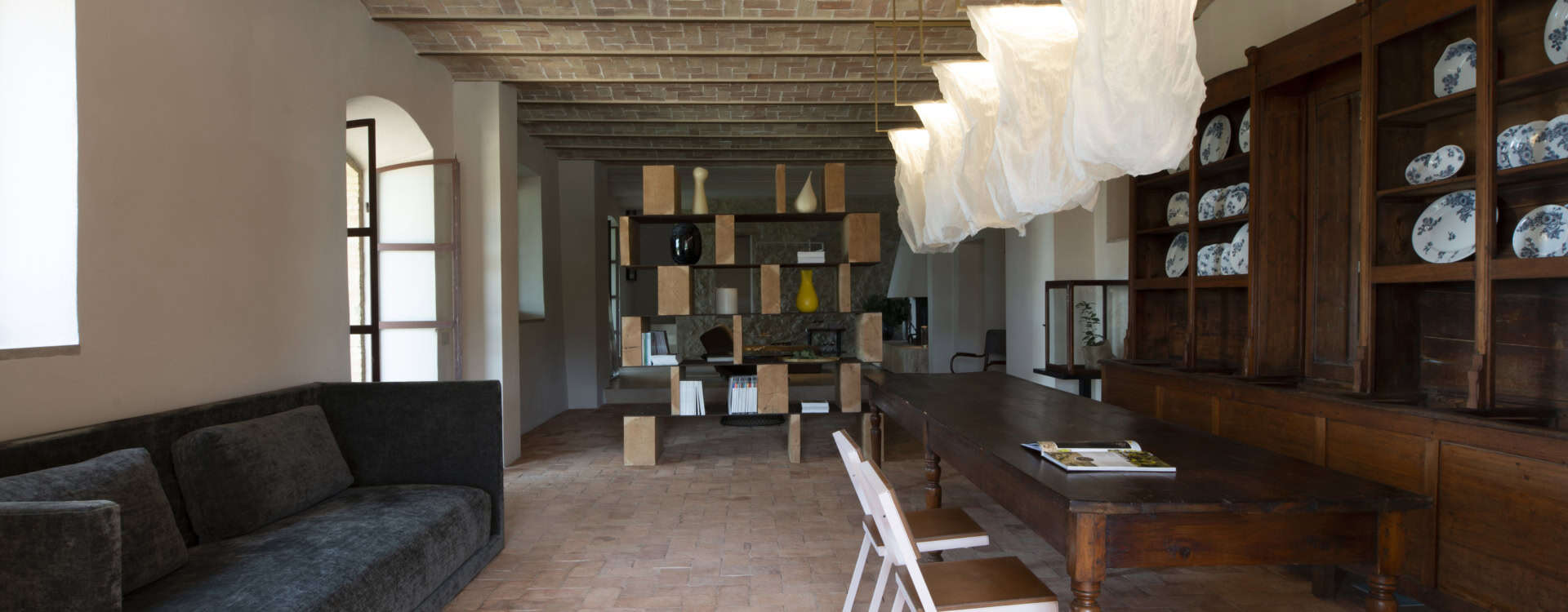 1_LIVING ROOM