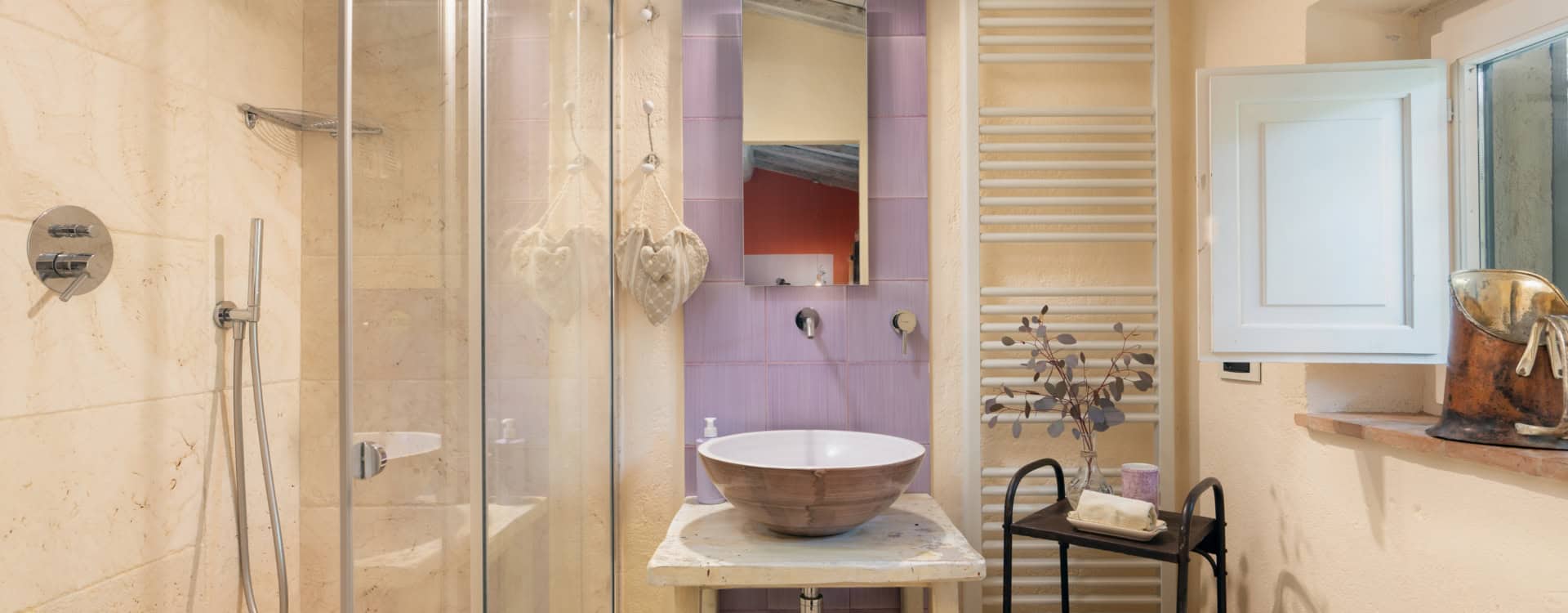 27 Private bathroom room1