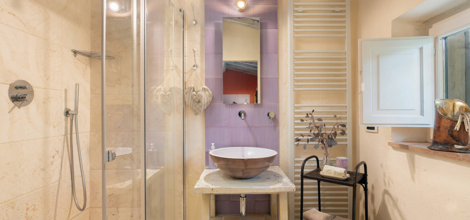 27 Private bathroom room1