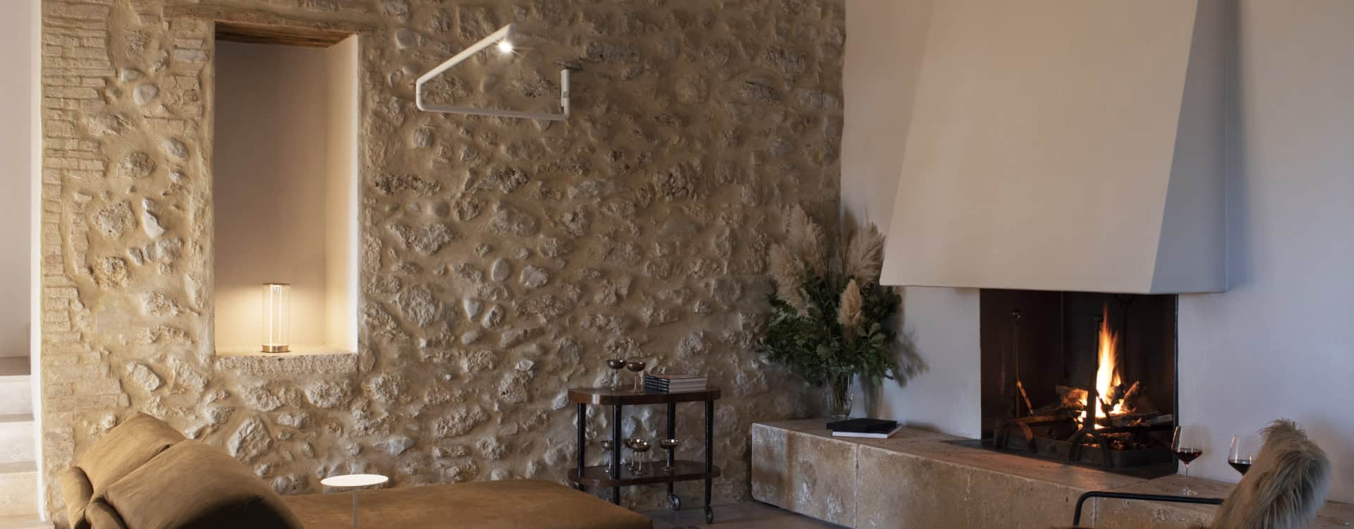 2_FIREPLACE ROOM