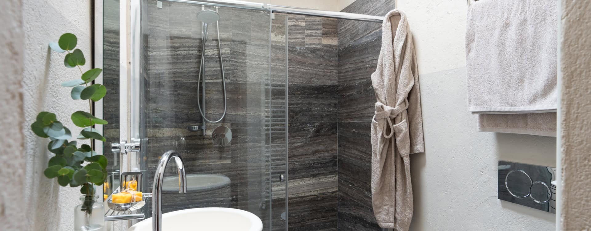 67 Private bathroom room 5