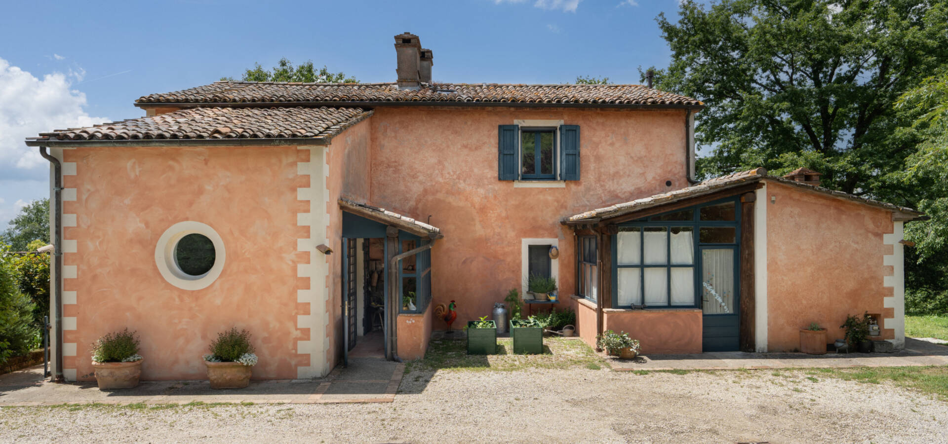 76 Parking on the entrance side