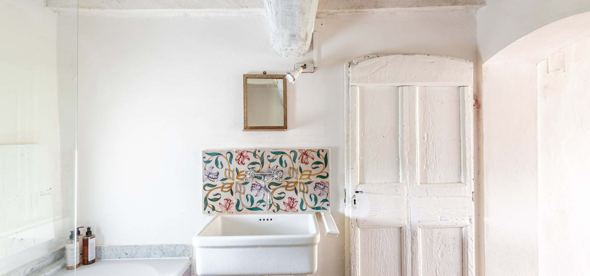 farmhouse bathroom 3-min