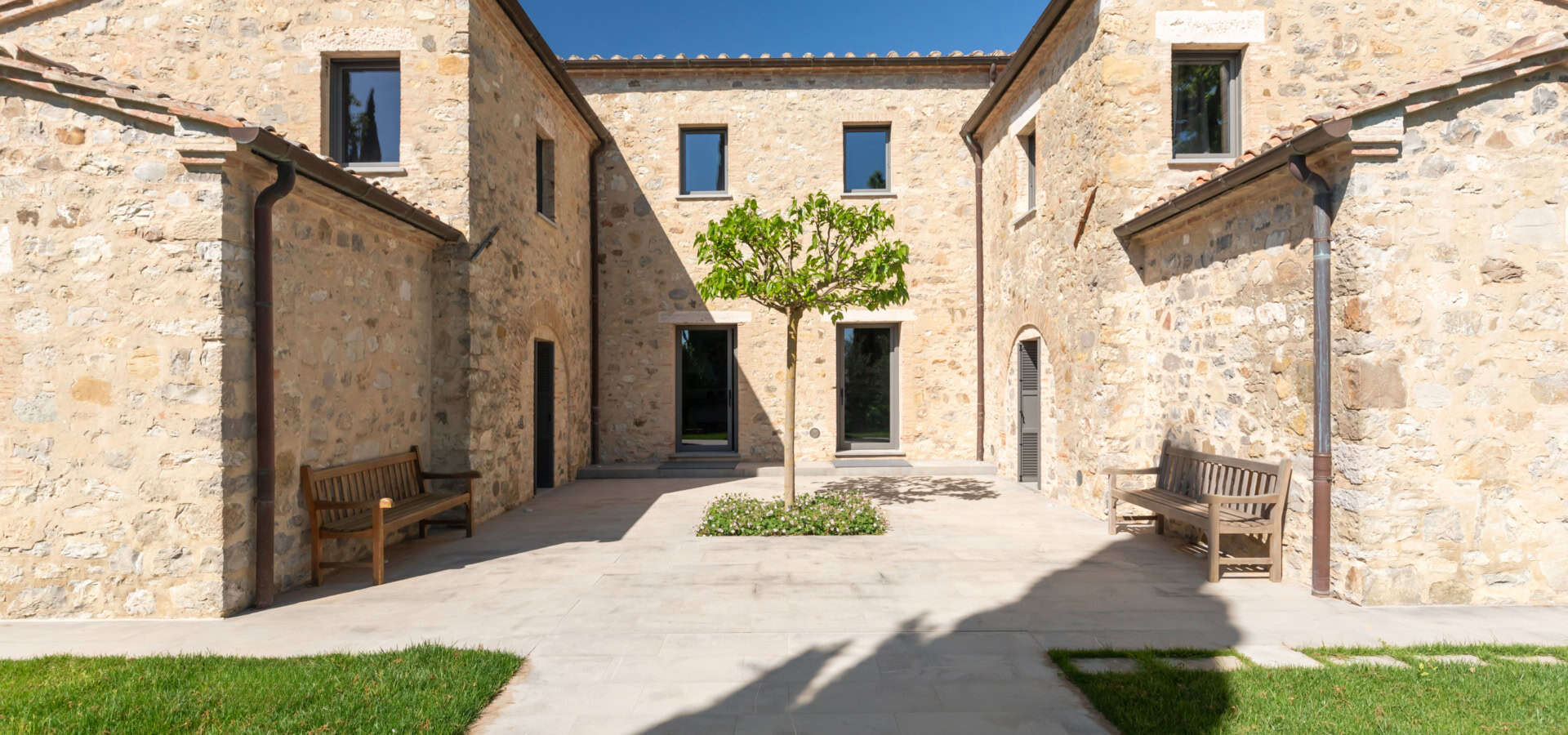 Godiluva - Entrance forecourt